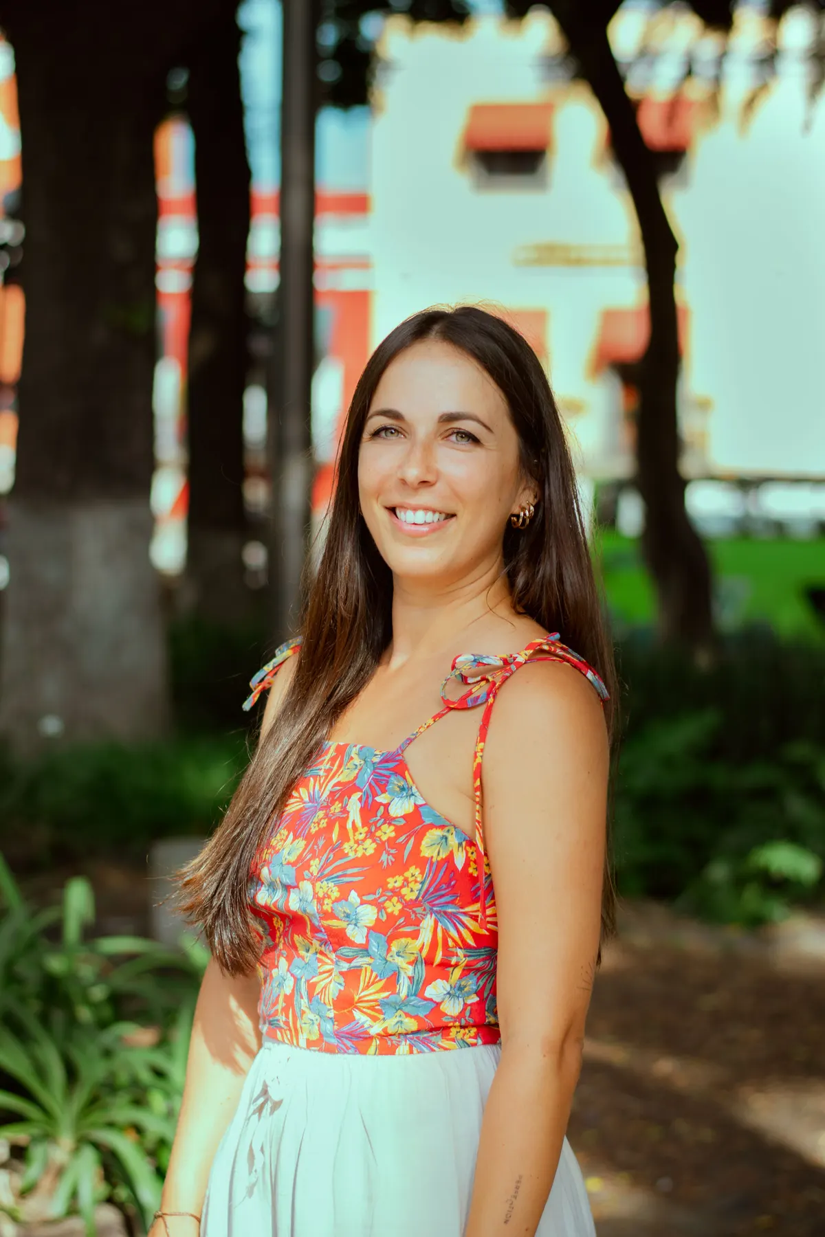 Mujer joven sonriendo al sol — imagen ilustrativa