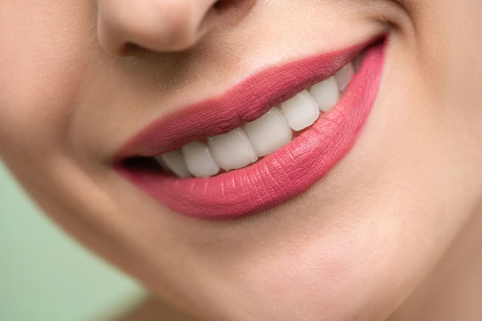 Sonrisa tras tratamiento estético — imagen ilustrativa